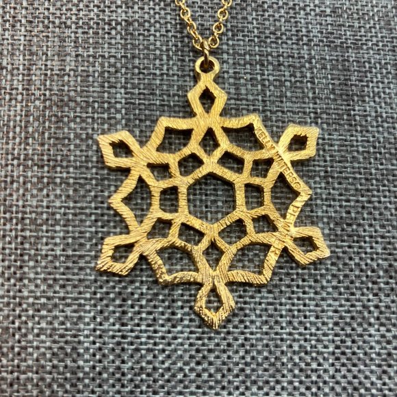 Kelly Waters Snowflake Pendant Pewter Necklace Gold Textured Delicate Chain Wint - Picture 4 of 13